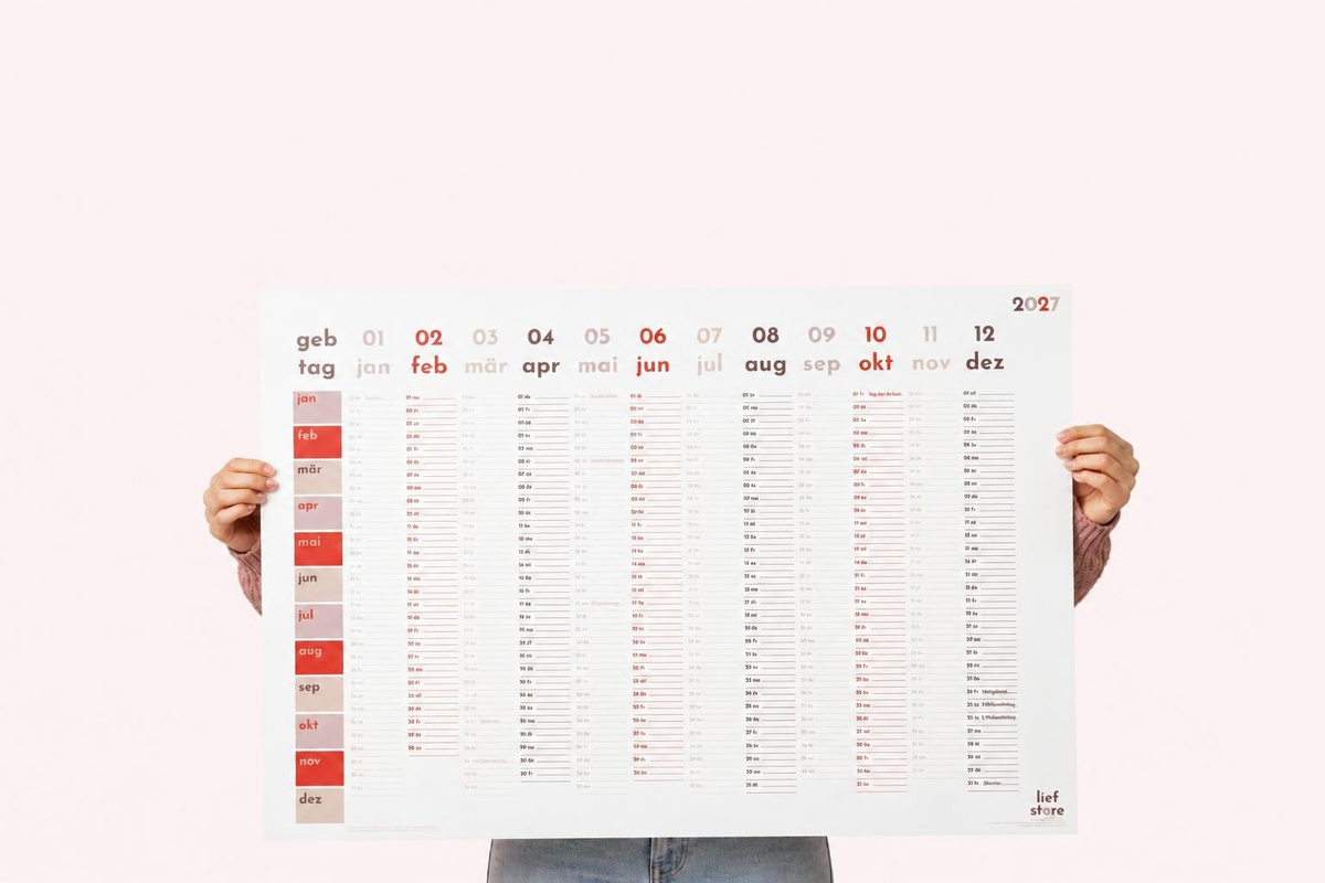 Wandkalender für 2027 welcher von zwei Händen einer Frau gehalten wird zur Präsentation