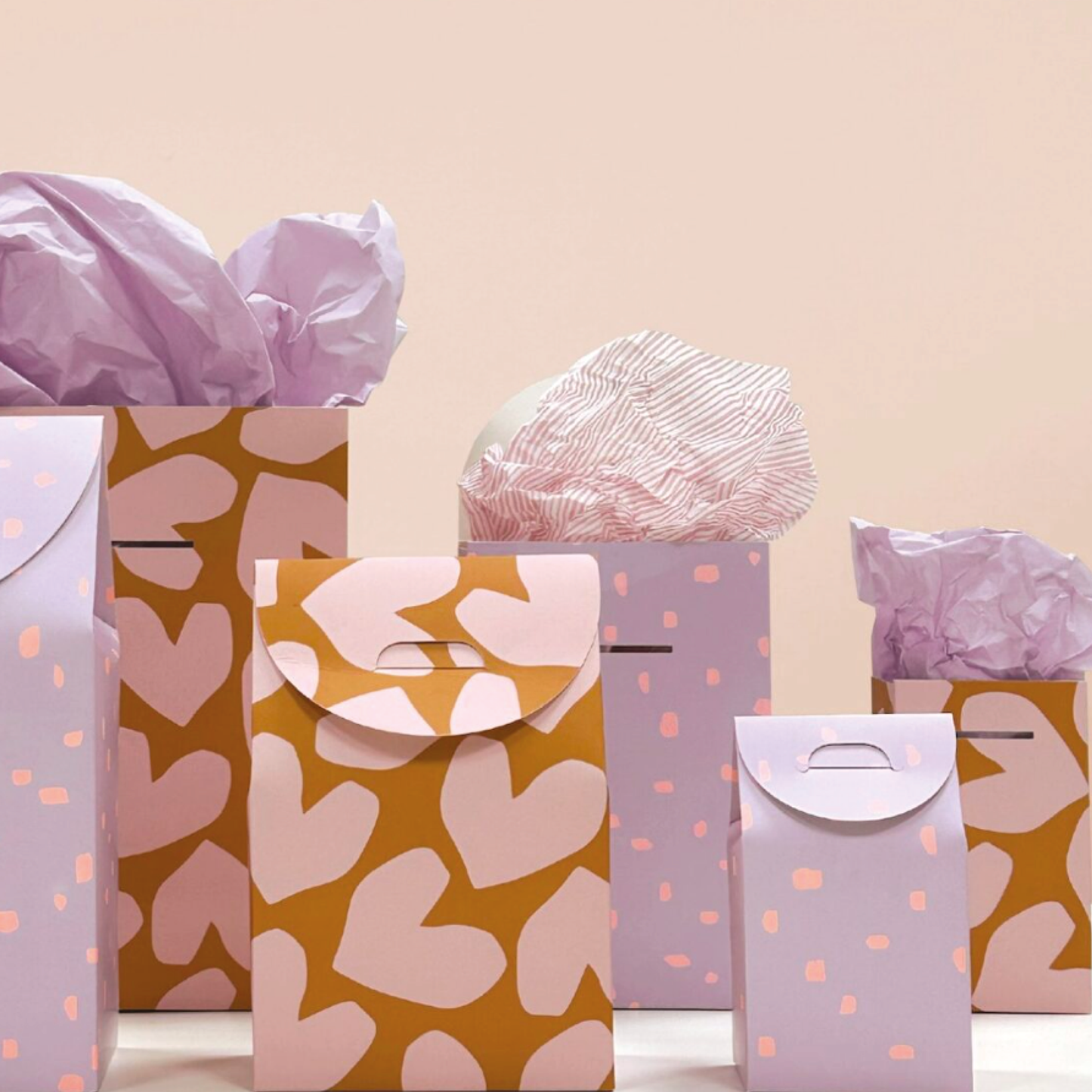 Geschenkkarton mit Herzmuster in Rost und Rosa, in Gruppe