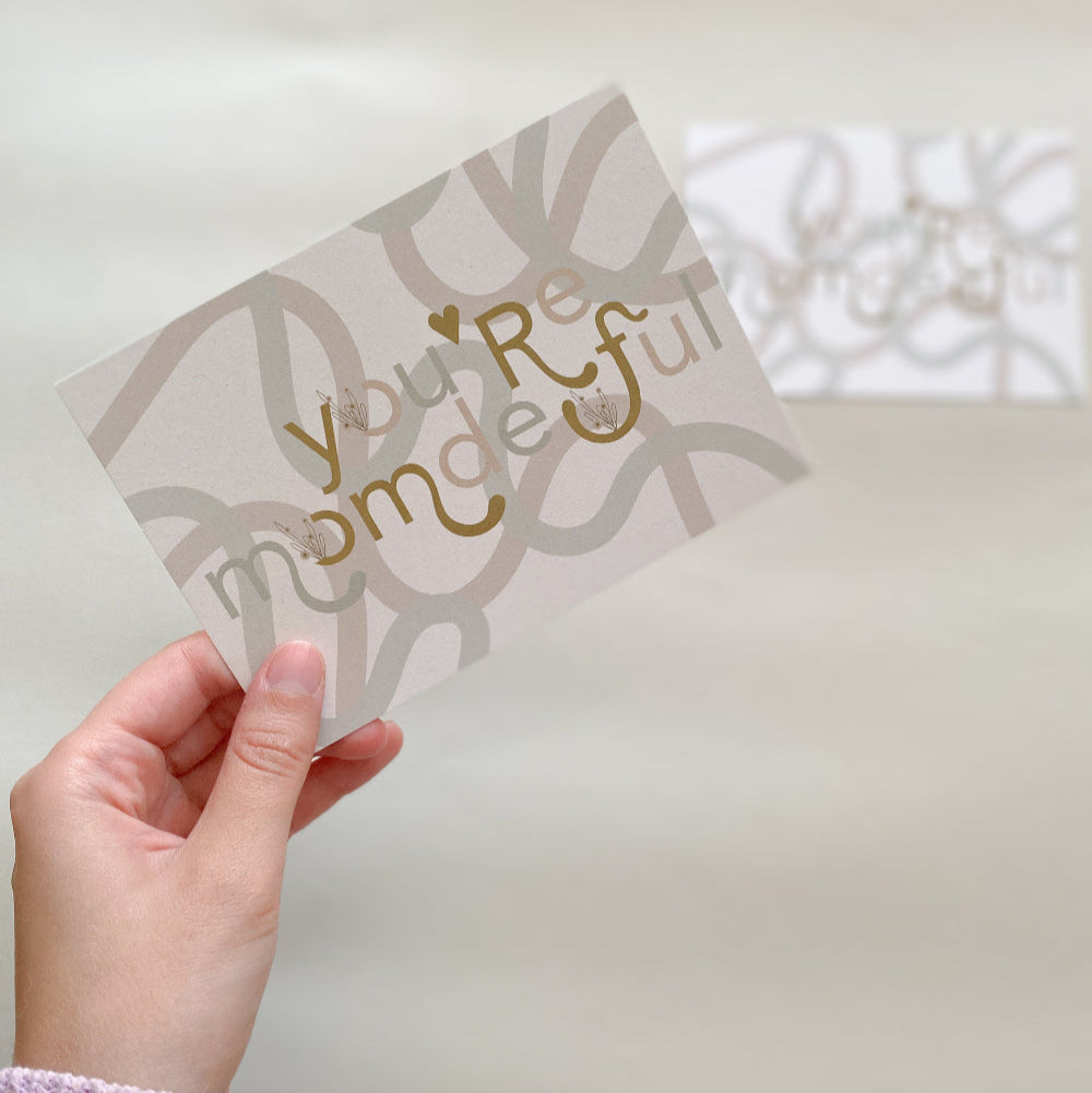 Muttertagskarte gehalten in Hand.