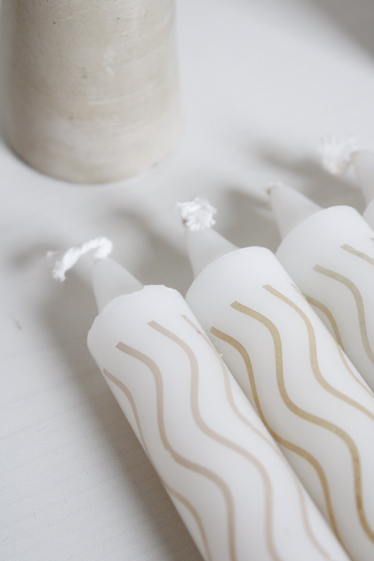 Stabkerzen Waves von Rustik Lys by Kimmi, nebeneinander liegend, Kerzenkopf im Detail