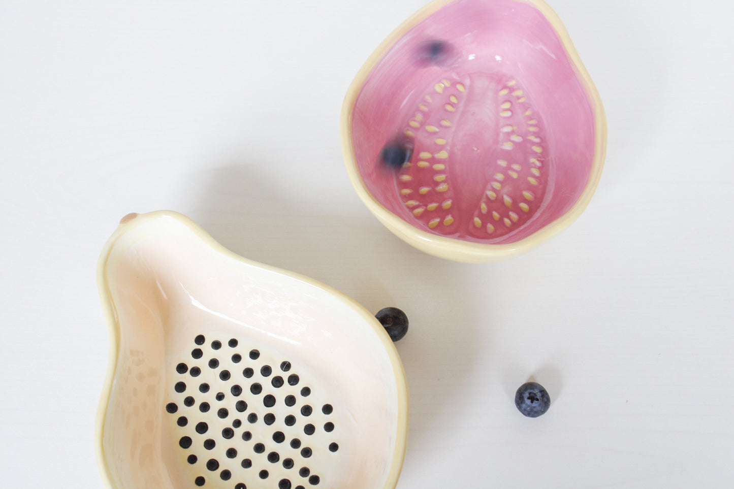 Keramikschale im Papaya-Design von Mica Decorations, mit Keramikschale im Guave-Design, Detail