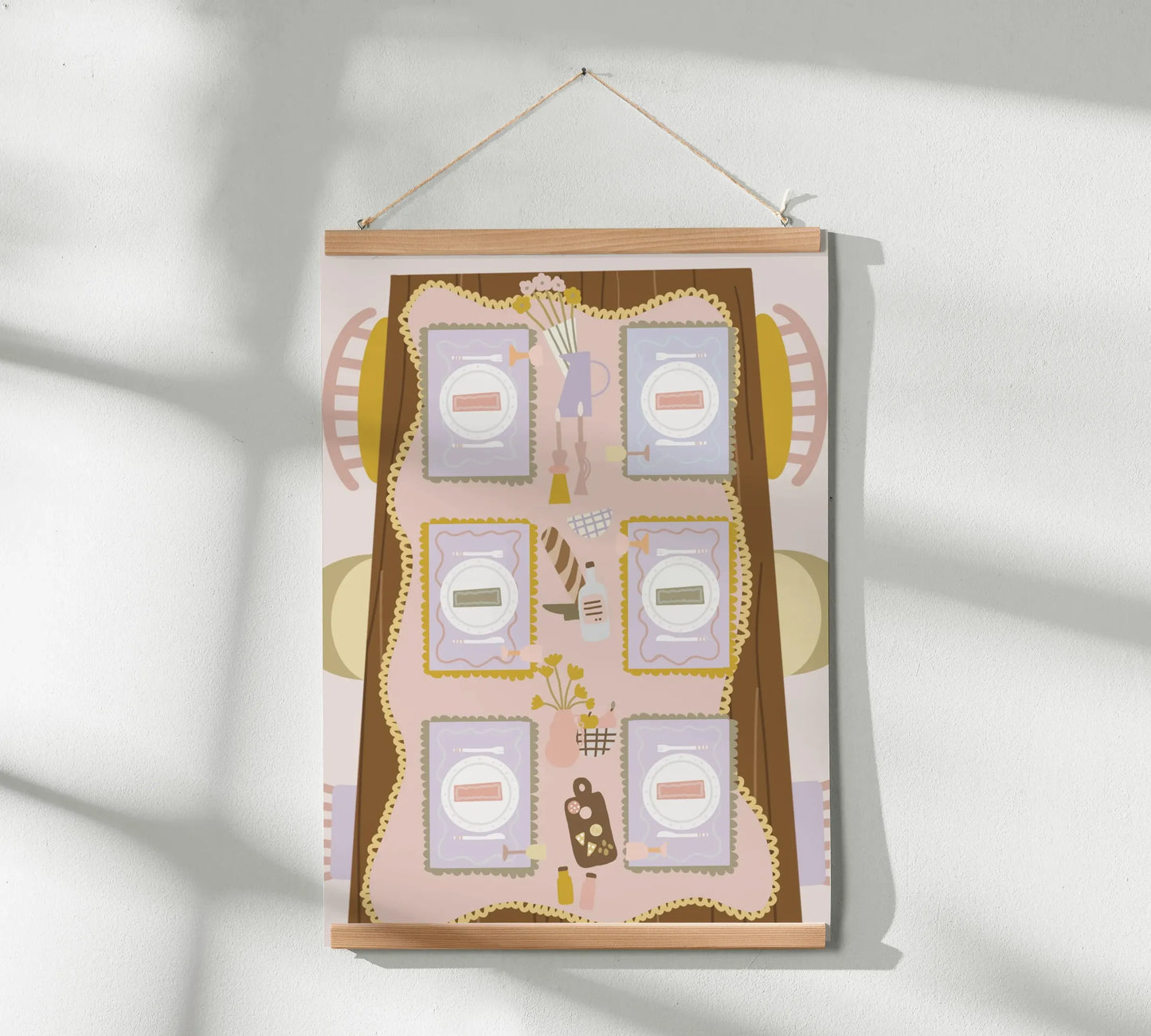 Verspieltes Poster eines gedeckten Tisches mit kleinen Details in sanften Pastelltönen. Das Poster hängt an einer Holzaufhängung an einer weißen Wand.