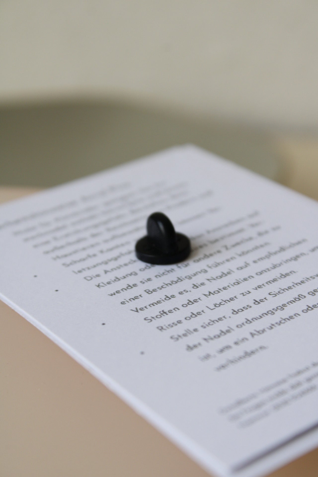 Anstecknadel mit geschützter Gummiabdeckung für sicheren Halt