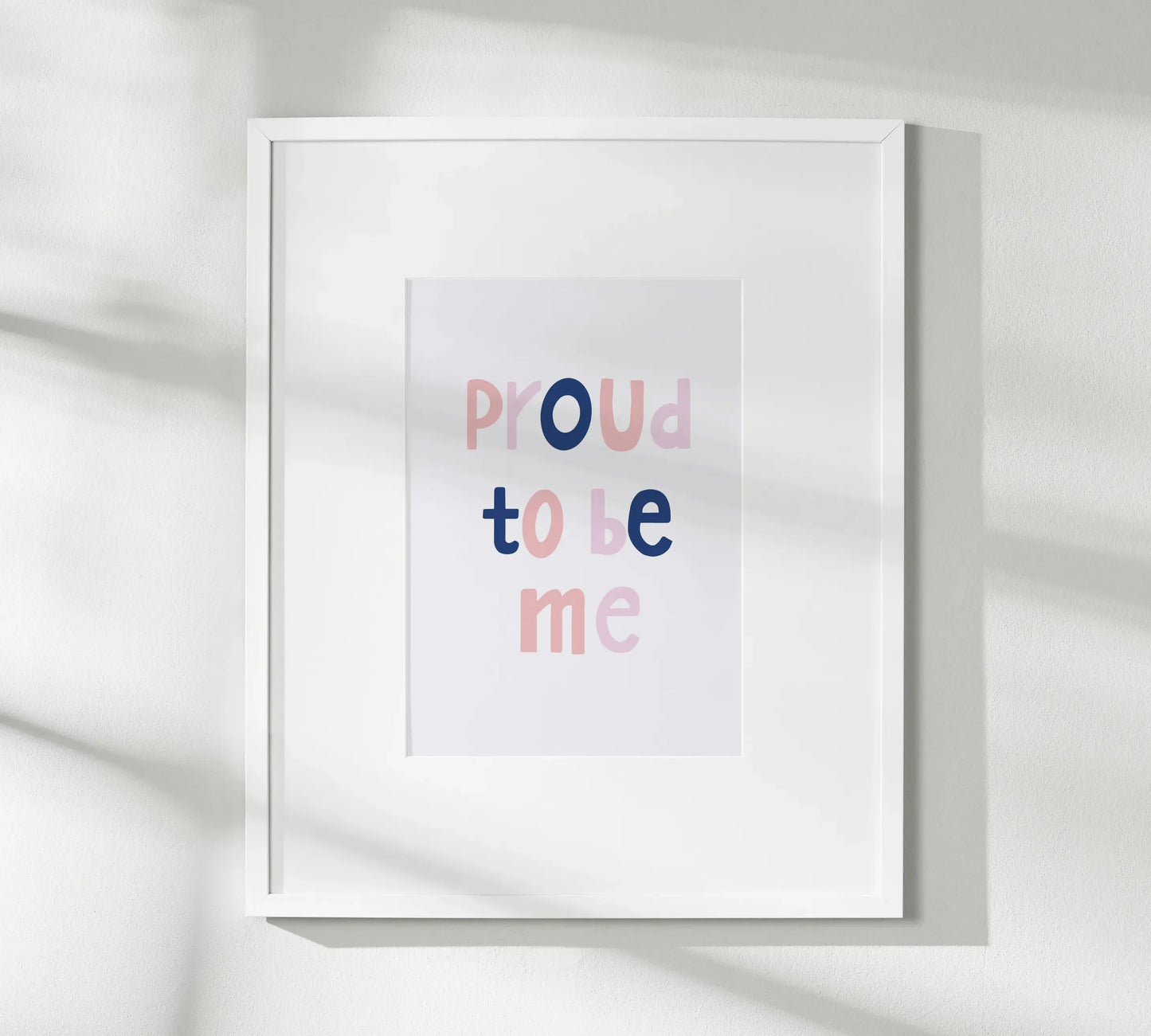 Typografie Poster "Proud to be me" in den Farbtönen dunkelblau, flieder und pink auf hellem Hintergrund.