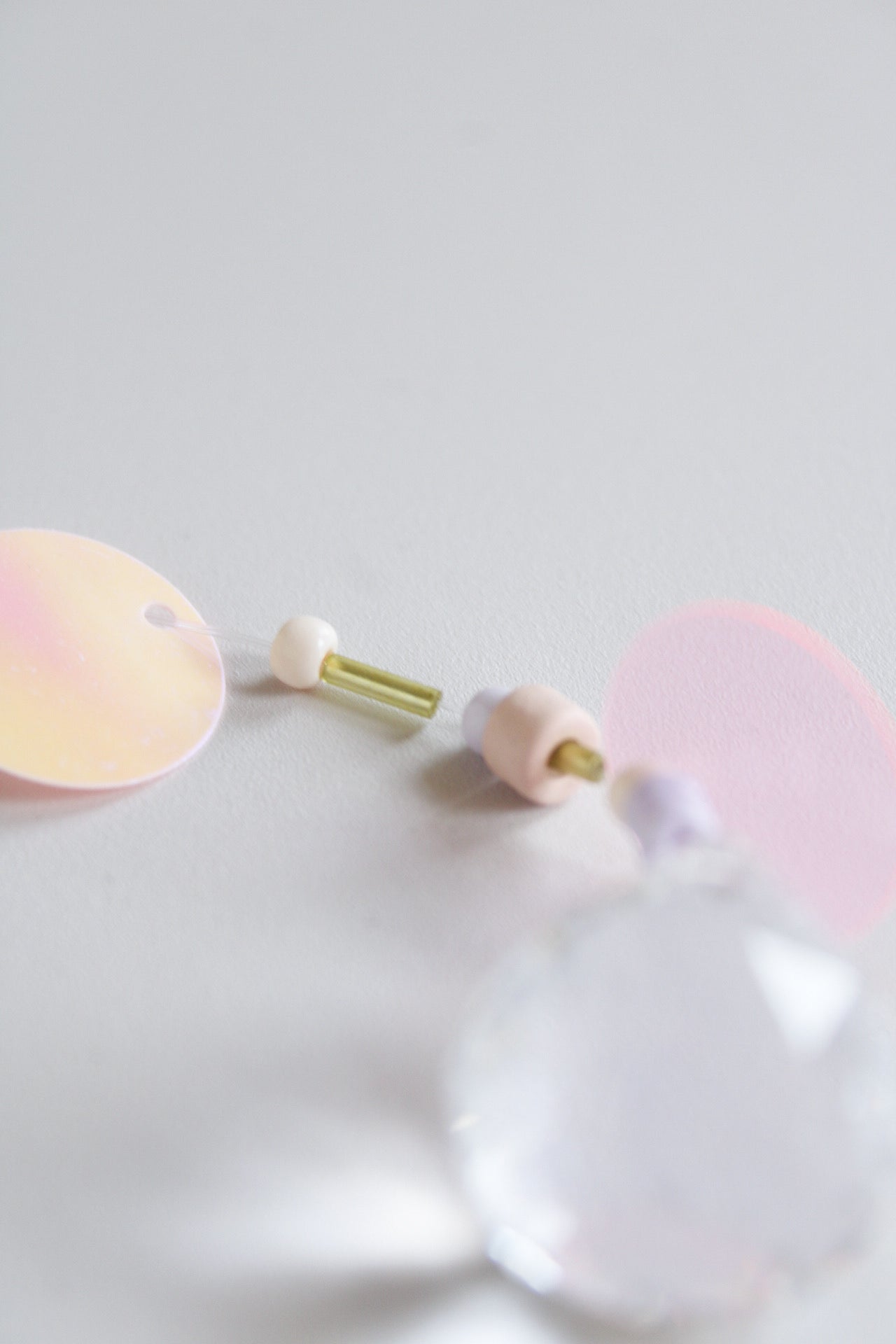 Detailaufnahme von Perlen am Suncatcher