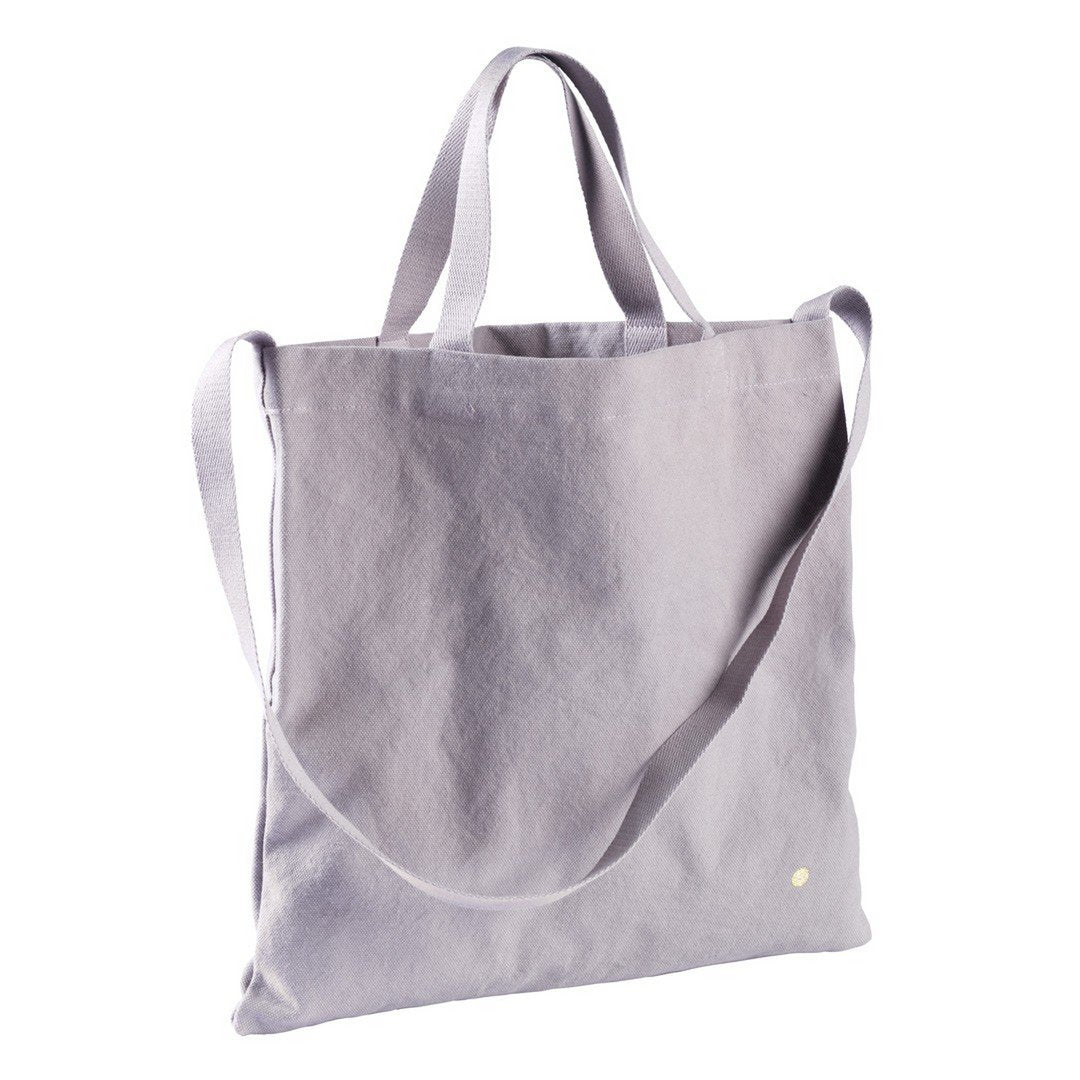 Baumwolltasche mit langem Schulterriemen und Tragehänkel in einem zarten flieder Ton.