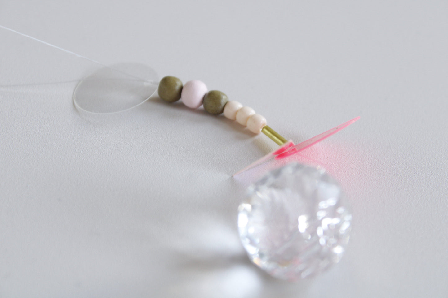 Suncatcher mit Holzperlen in pink und gruen, im Detail