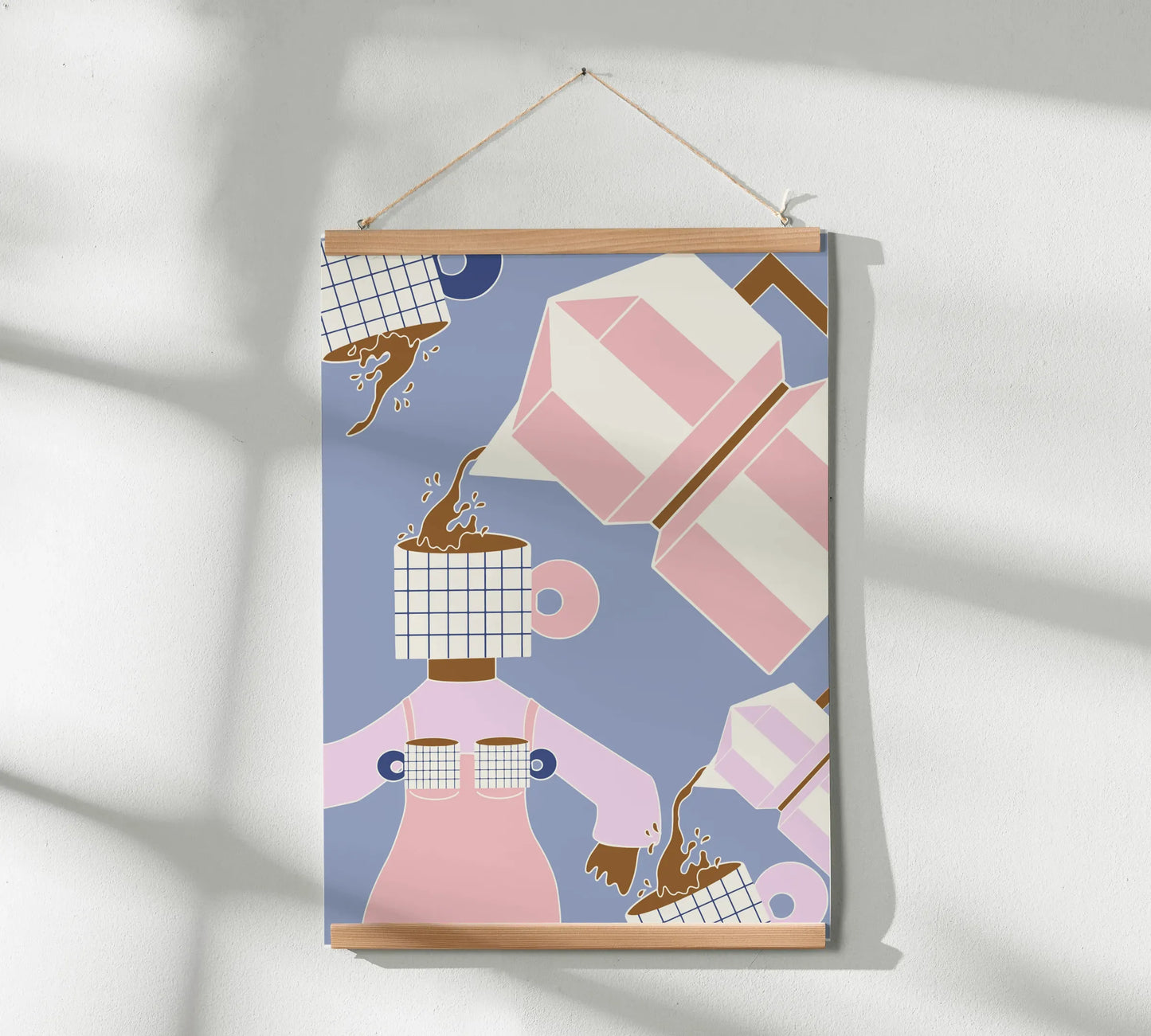 A3 Poster mit einer knalligen, verspielten Kaffee-Illustration in den Farben blau, rosa und lila. Das Poster hängt an einer Holzaufhängung an einer weißen Wand.