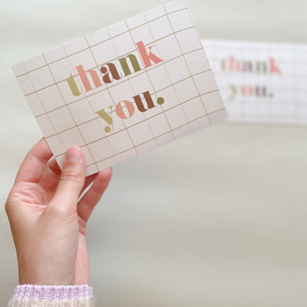 Illustrierte Dankeskarte in Hand gehalten.