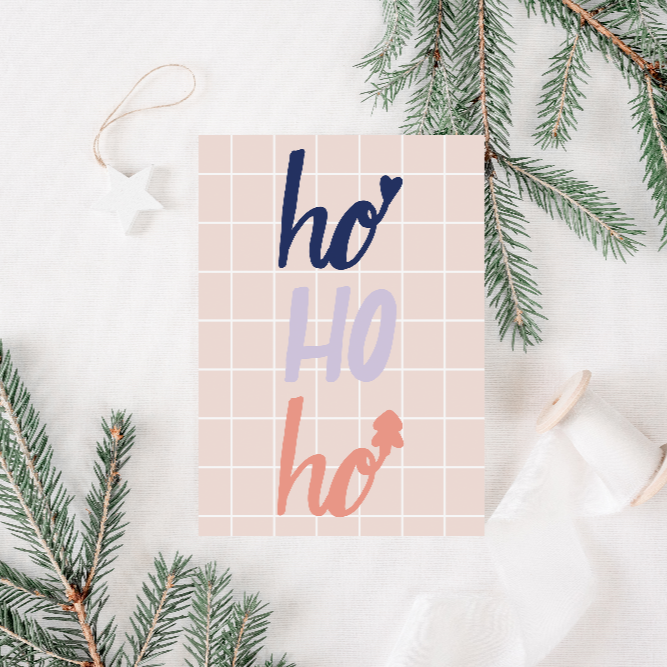 Karte mit kariertem Hintergrund und Aufschrift "ho,ho,ho" im verspieltem Stil. 