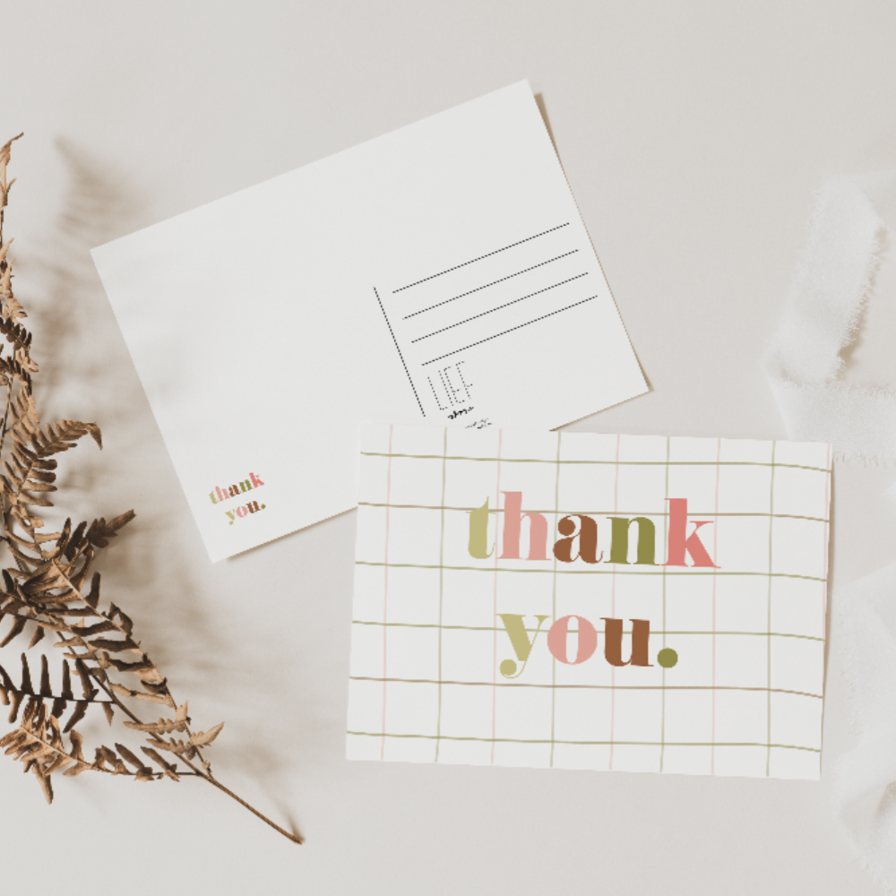 Dankeskarte mit kariertem Hintergrund und Serifenschrift. Farben: pink, grün und braun-rot.