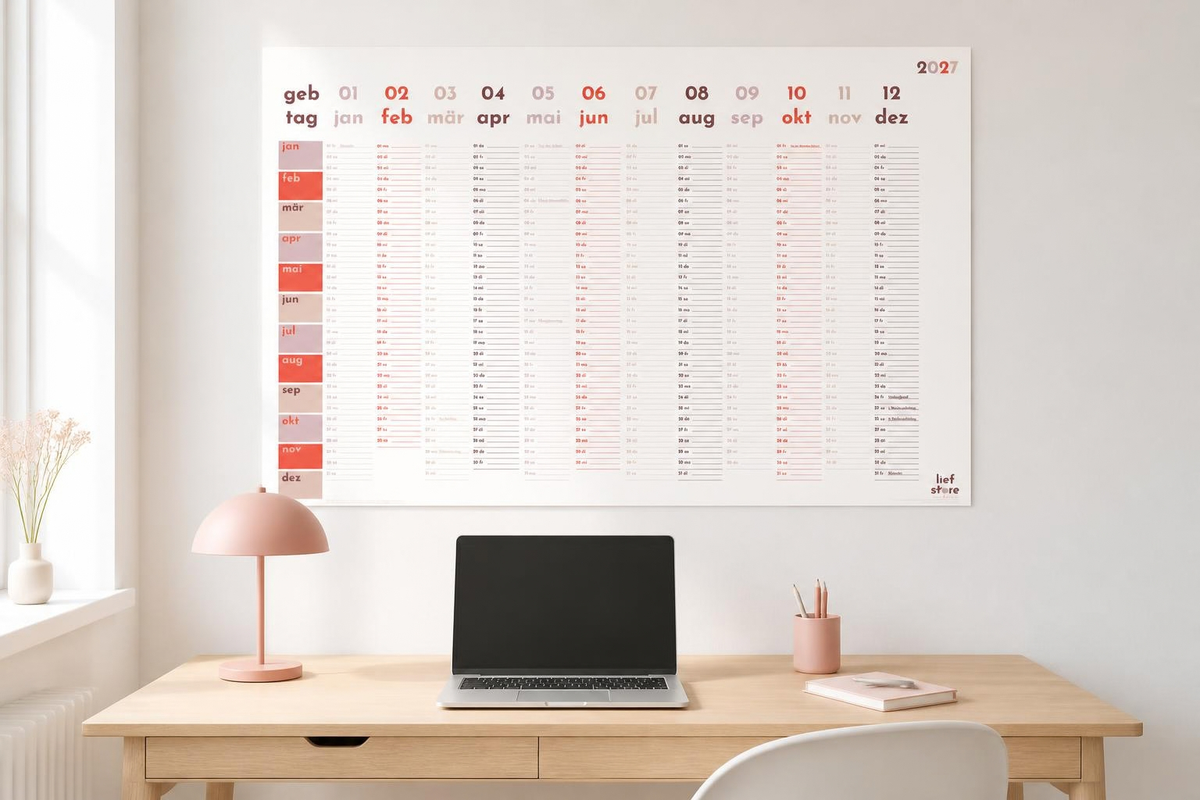 Jahreskalender in DINA1 hängend an einer Wand über einem Schreibtisch.