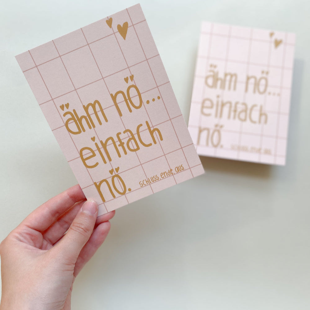 Postkarte ‚Nö!‘ – Lustiges Design mit humorvollem Statement, Karte wird von Hand gehalten