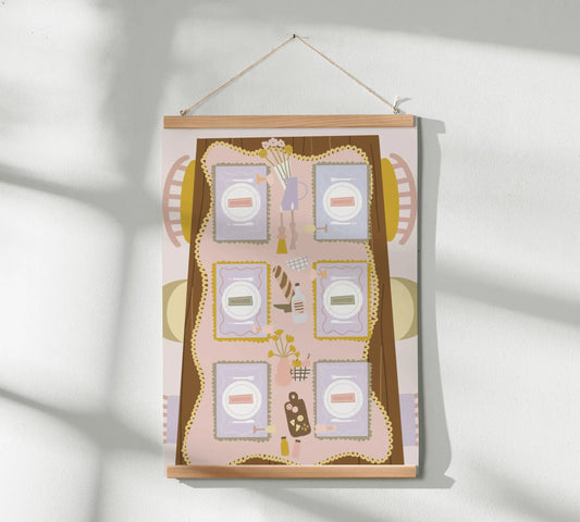 Verspieltes Poster eines gedeckten Tisches mit kleinen Details in sanften Pastelltönen. Das Poster hängt an einer Holzaufhängung an einer weißen Wand.