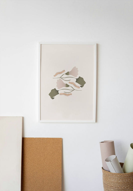 Handgezeichneter Kunstprint mit minimalistischen Blumen und einer Raupe im klaren, modernen Design, im Rahmen an der Wand hängend fotografiert