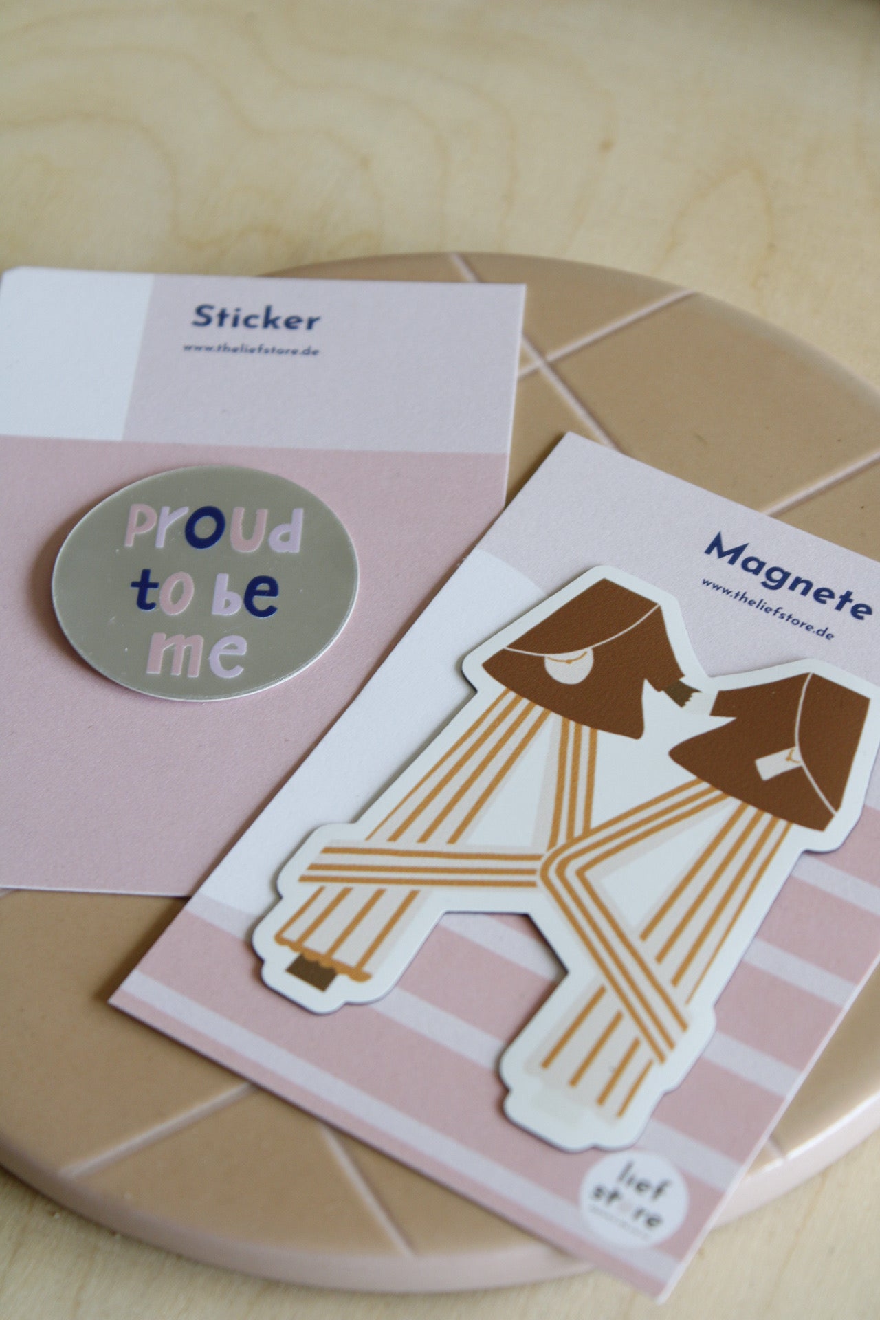 Sticker und Magnete von Lief Store fotografiert auf hellen Hintergrund.