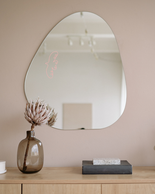 pinker Viny Sticker in Vogeform auf einem Spiege.