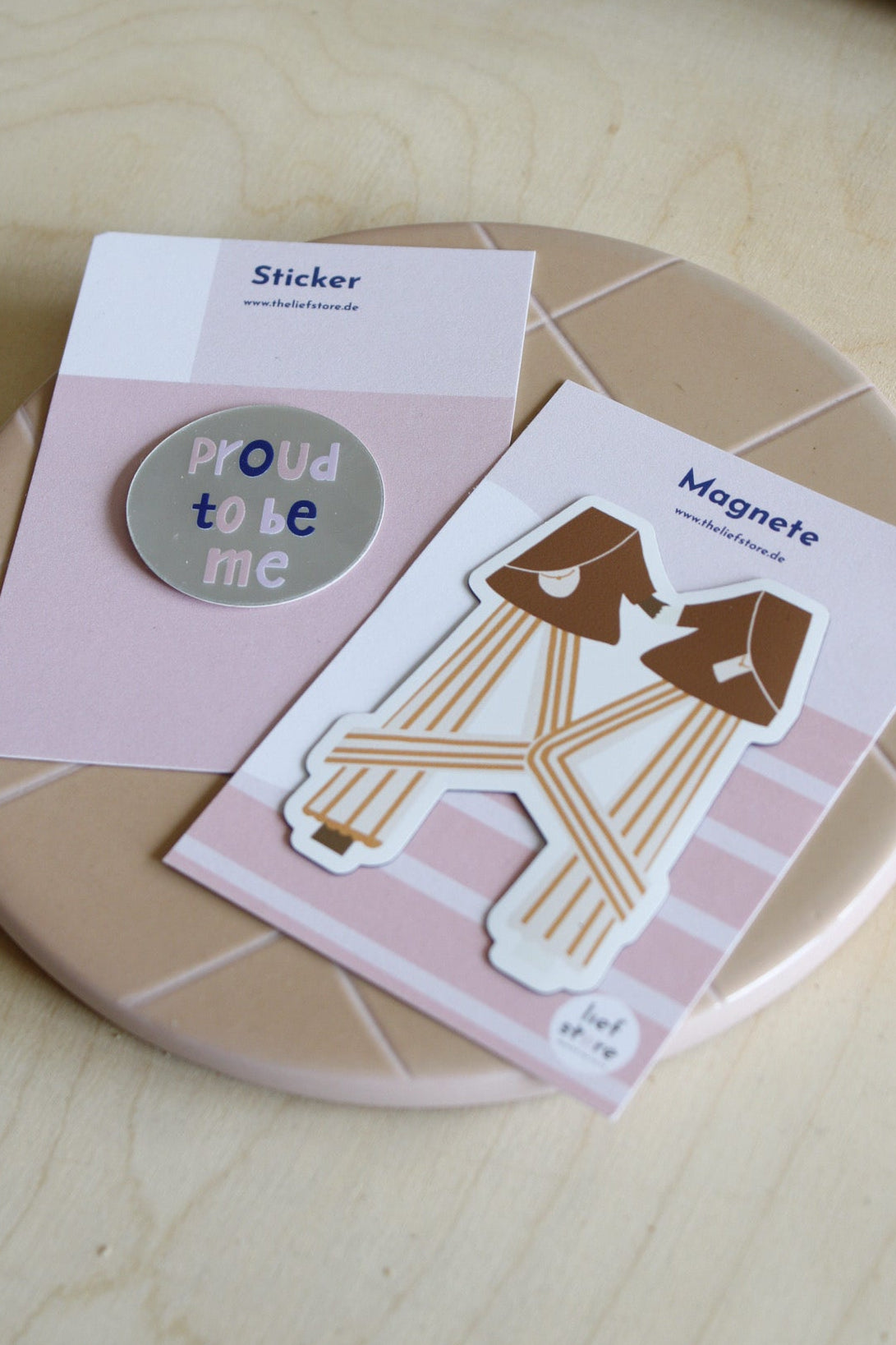 Magnet und holografischer, runder Sticker mit Selflove Spruch "Proud to be me".