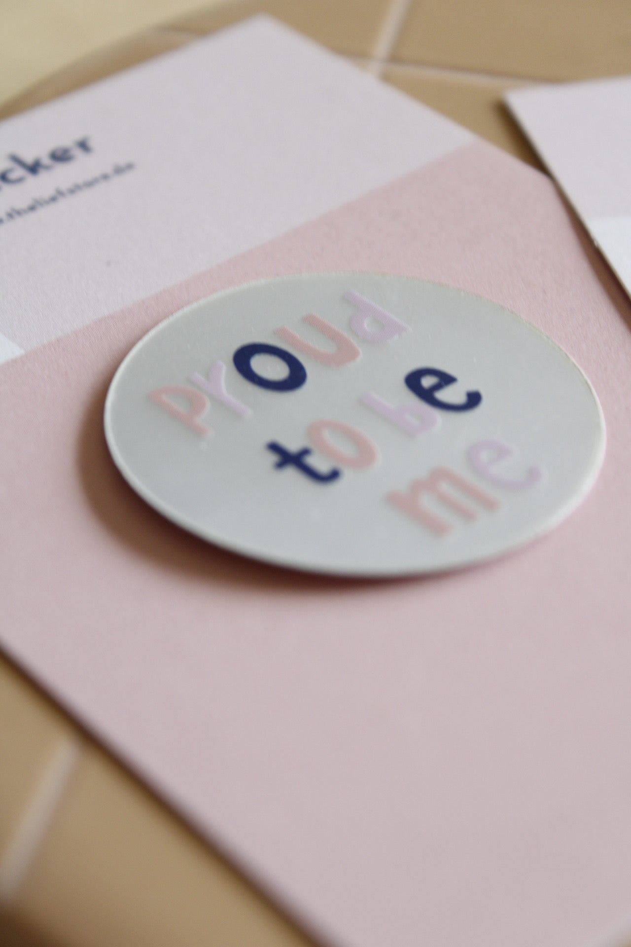 Holografischer, runder Sticker mit Spruch "Proud to be me" in pink, flieder und blau