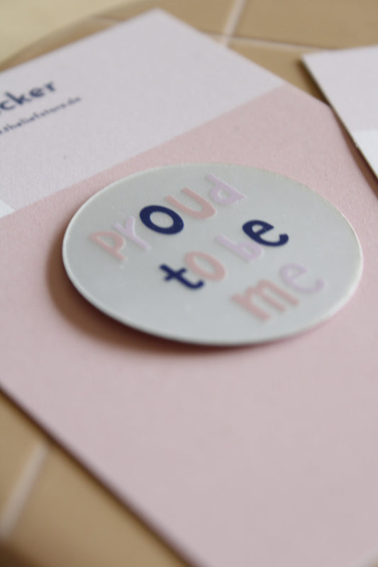 Holografischer, runder Sticker mit Spruch "Proud to be me" in pink, flieder und blau
