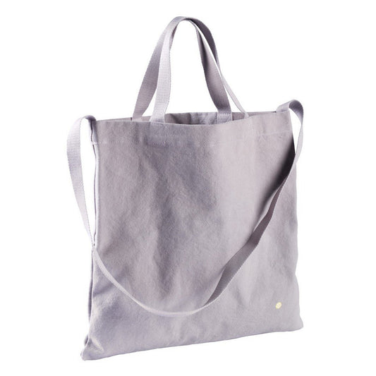 Baumwolltasche mit langem Schulterriemen und Tragehänkel in einem zarten flieder Ton. 