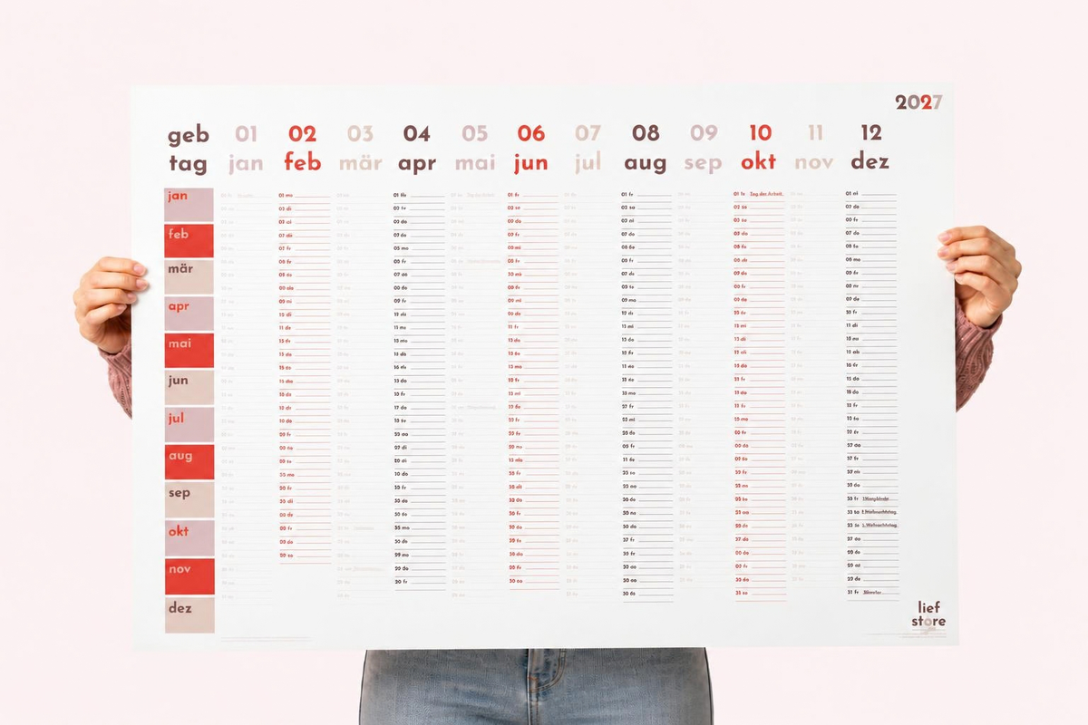 Monatskalender 2027 wird von zwei Händen gehalten. Abgebildet auf einem rosa Hintergrund