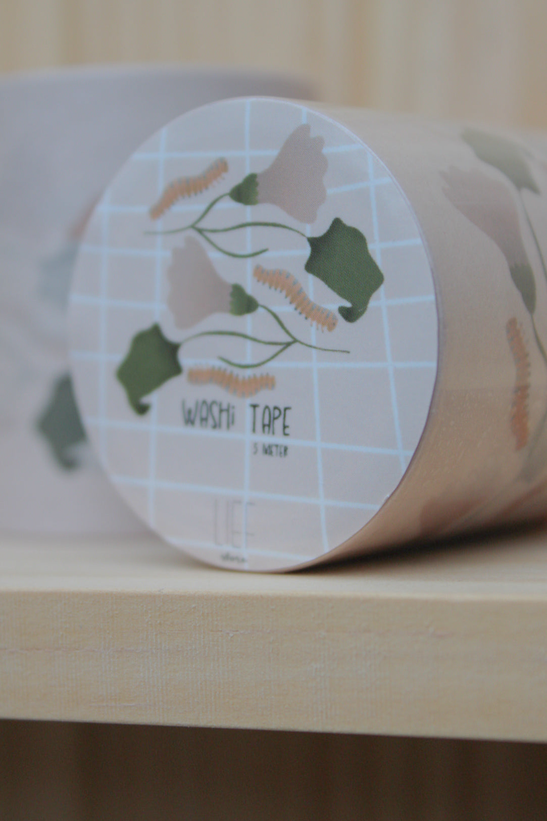 Washi Tape Verpackung mit Raupenmotiv.