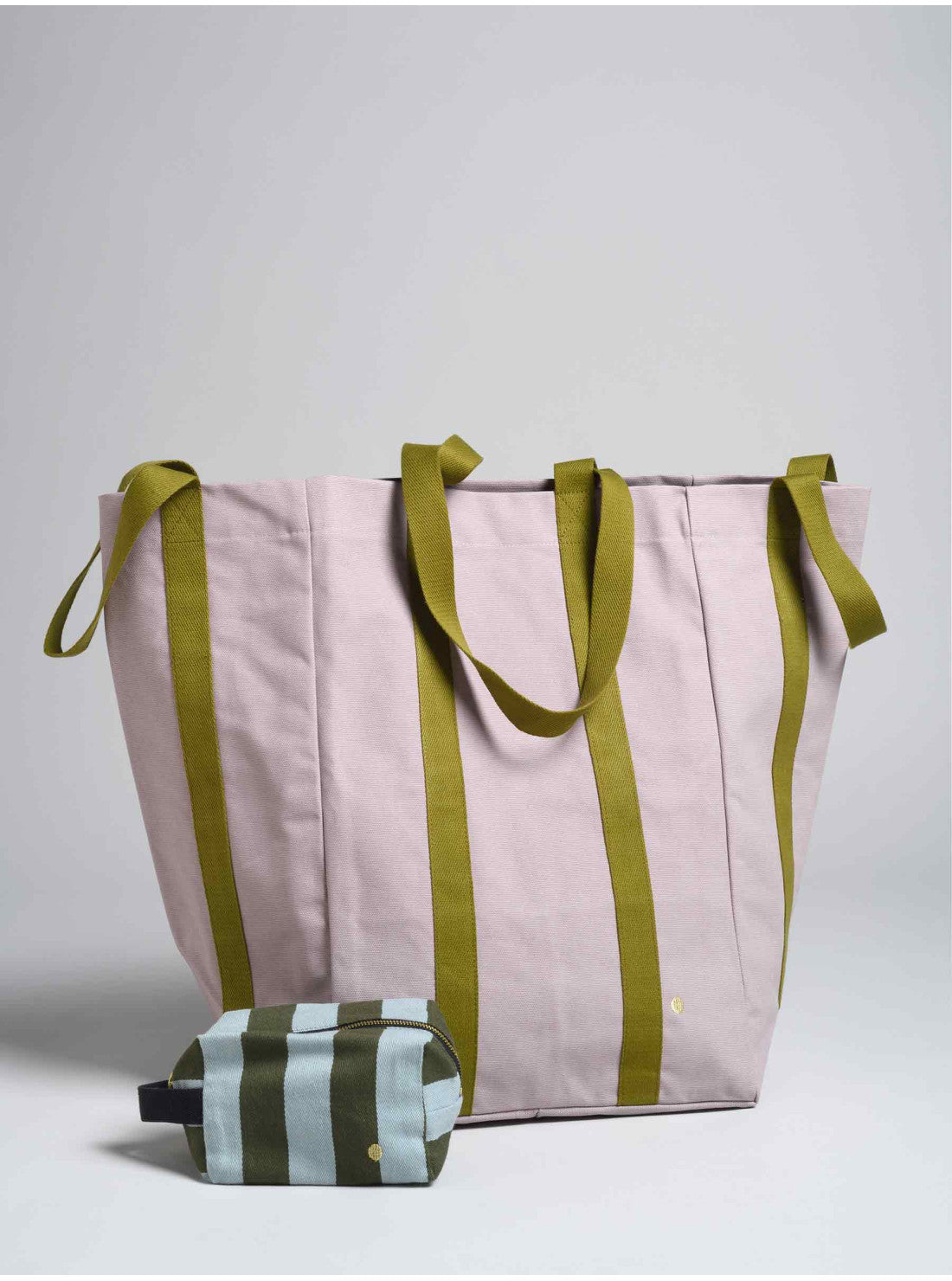 Maxi Poppins Tasche von La Cerise sur le Gateau – große Einkaufstasche aus Portugal, ideal für Büro, Strand und Reisen, Groessenverheltnis zu Toilettentasche