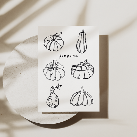 Fall is Loading Postkarte – Herbstliche Kürbisse im schwarz-weißen Design, handgezeichnete Dekorationskarte für die Herbstsaison