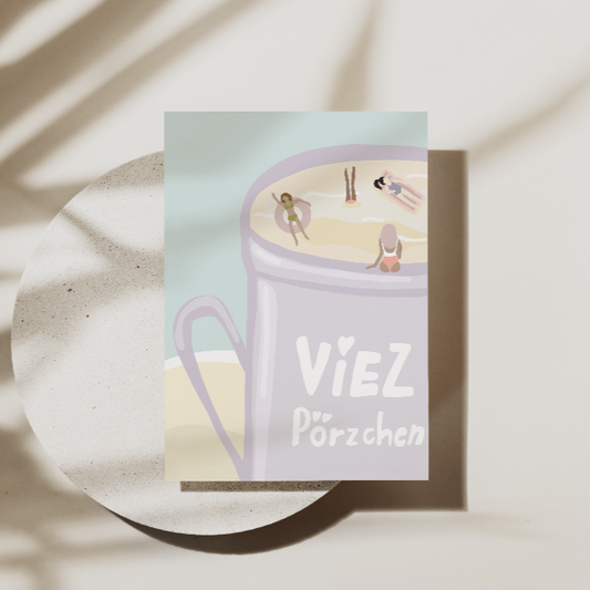 Postkarte ‚Viezpörzchen‘ – Humorvolle Trier-Souvenirkarte mit Viezkrug als Swimming Pool, kreative Illustration in Lila, Gelb und Rosa